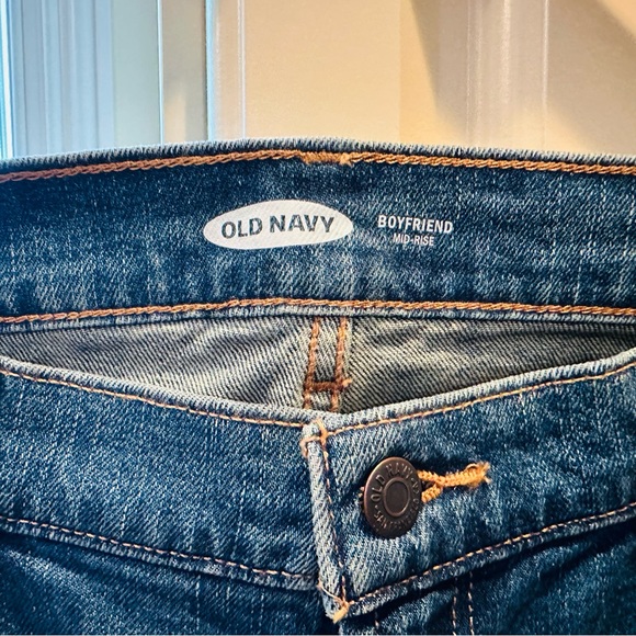 NWOT Old Navy Boyfriend Mid-Rise Distressed Jeans - Picture 4 of 5